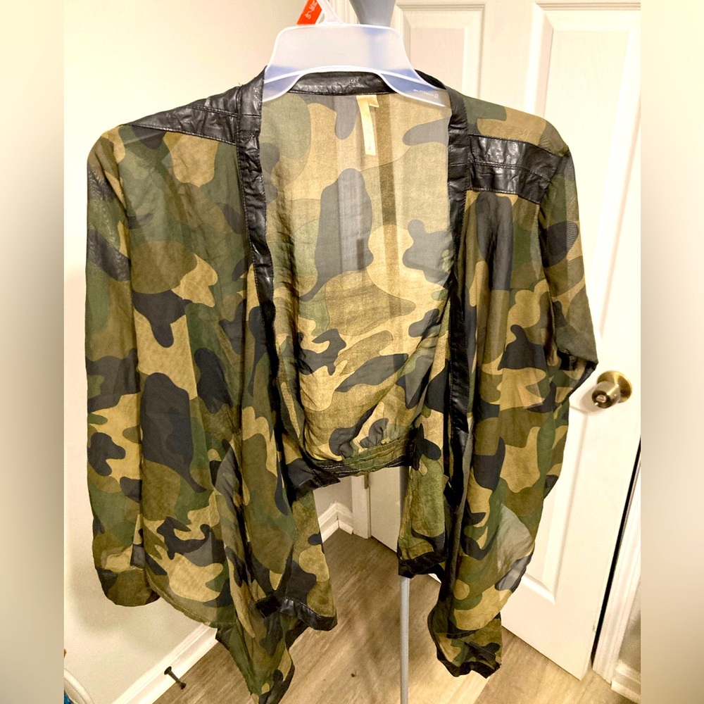 Sheer shall/jacket. Faux leather trim. Zipper detail in back